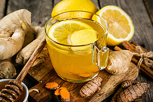 Tasse mit Ingwertee, Zitrone und Honig