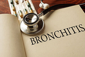 Bronchitis Buch mit Stetoskop und Tabletten