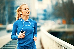 Frau mit blauem Pulli joggt