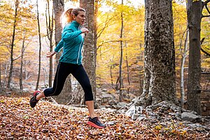 Frau joggt im Wald